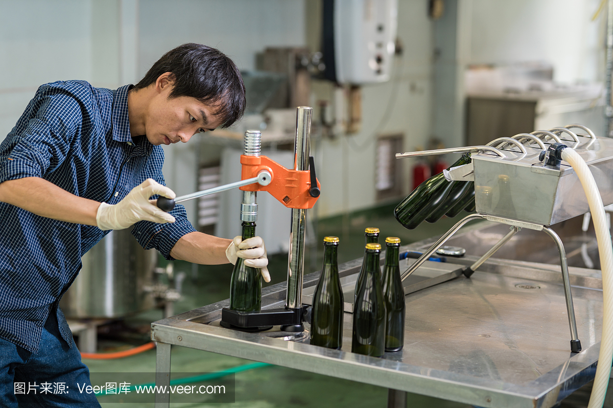 釀造大師裝瓶他的產(chǎn)品在一個(gè)小批量工藝啤酒啤酒廠