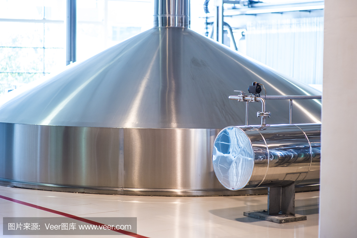 儲存啤酒的容器。現(xiàn)代釀酒生產(chǎn)。